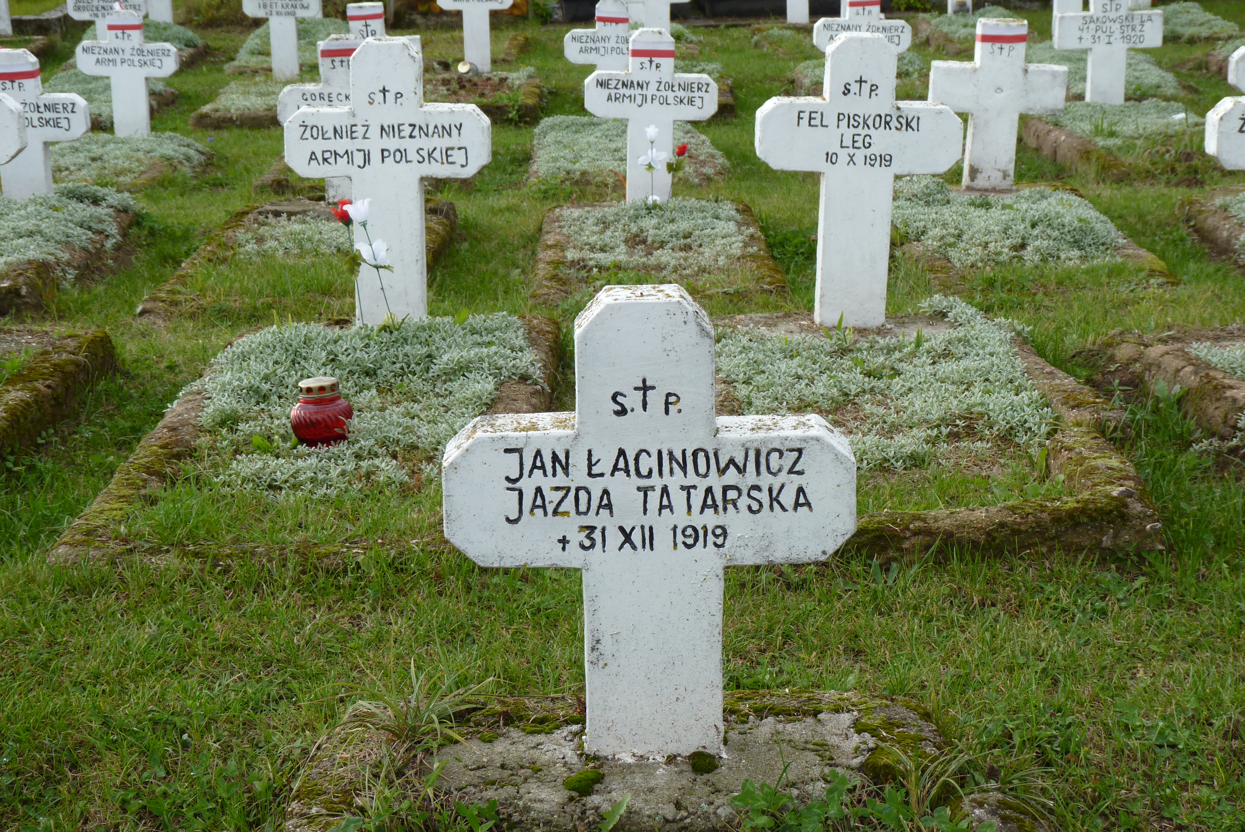 Groby polskich żołnierzy z różnych formacji wojskowych | Polonika