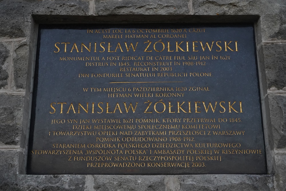 Współczesna tablica z dwujęzycznym napisem