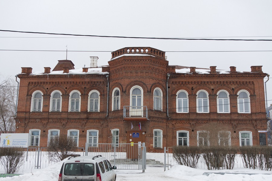 Siedziba Koziełł-Poklewskich w Talicy, widok od ul. Lenina, 2021, fot. Arsienij Zargajan Siedziba Koziełł-Poklewskich w Talicy, widok od ul. Lenina, 2021, fot. Arsienij Zargajan