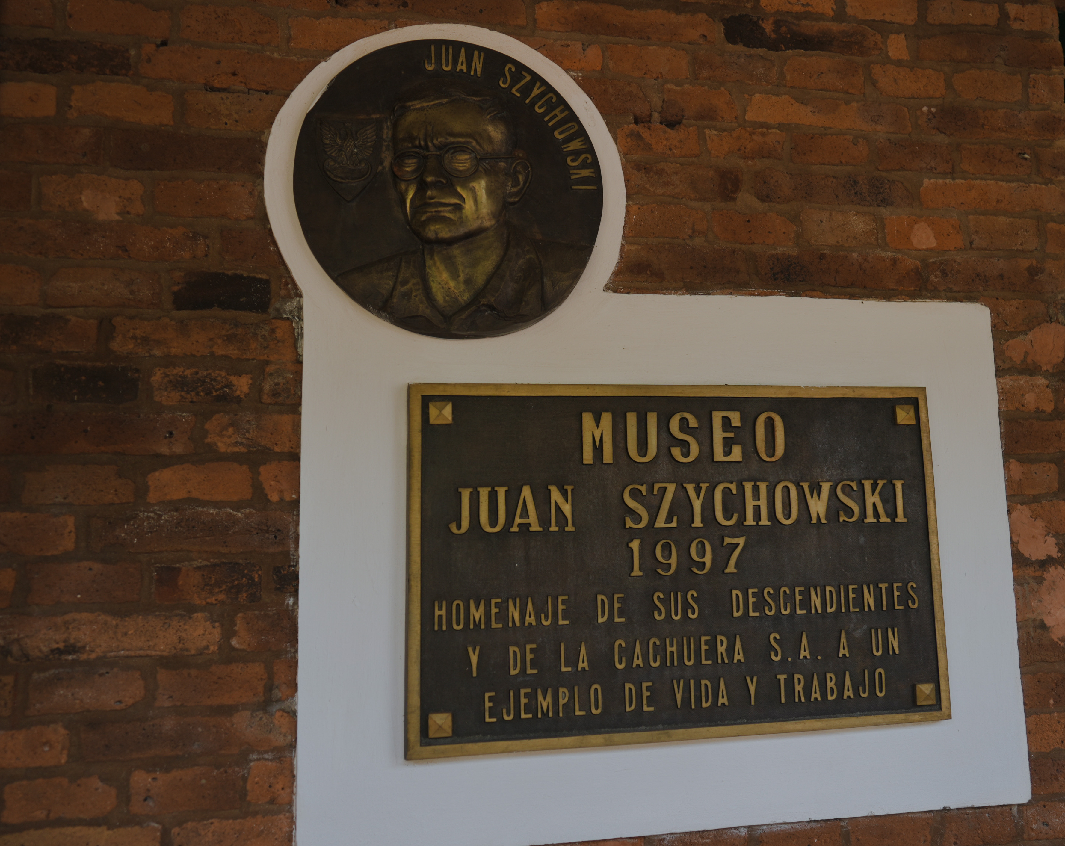 Tablica pamiątkowa na budynku muzeum Szychowskiego, fot. domena publiczna Tablica pamiątkowa na budynku muzeum Szychowskiego, fot. domena publiczna