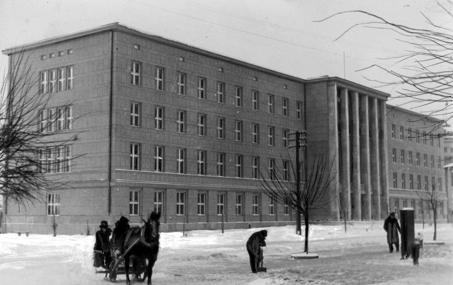 Urząd Wojewódzki w Brześciu nad Bugiem, przed 1939; źródło: Narodowe Archiwum Cyfrowe Urząd Wojewódzki w Brześciu nad Bugiem, przed 1939; źródło: Narodowe Archiwum Cyfrowe