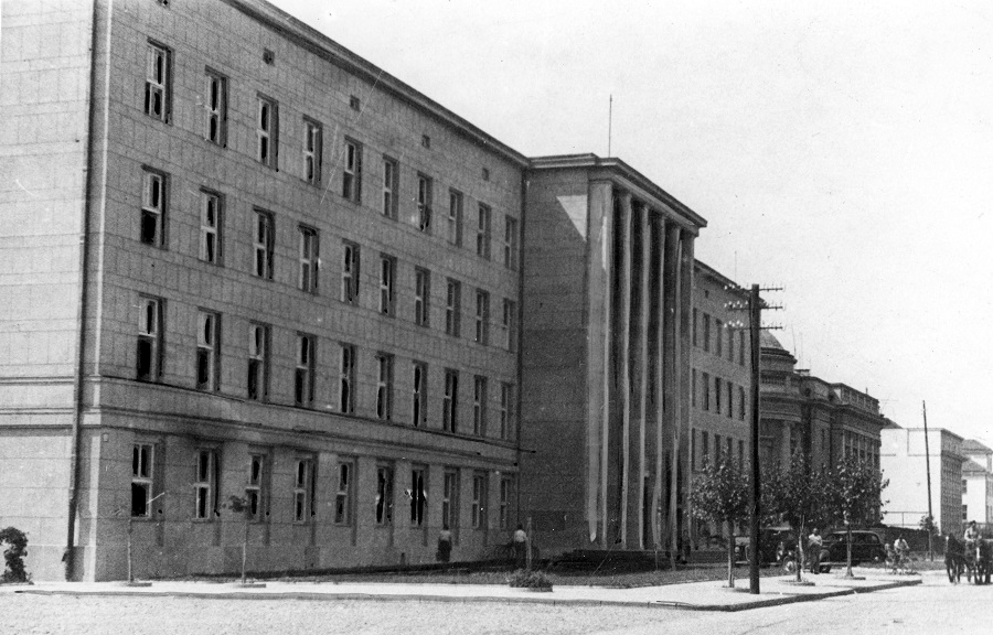 Urząd Wojewódzki w Brześciu nad Bugiem, przed 1939; źródło: Narodowe Archiwum Cyfrowe Urząd Wojewódzki w Brześciu nad Bugiem, przed 1939; źródło: Narodowe Archiwum Cyfrowe