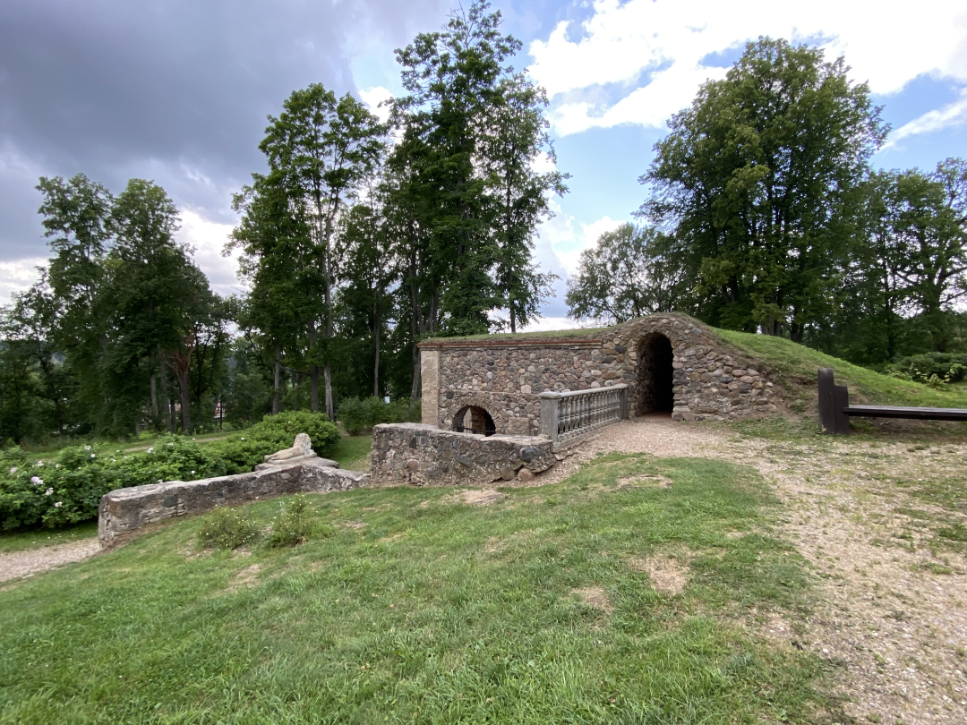 Krasław, fragment parku pałacowego ze sztuczną grotą, 2023 Krasław, fragment parku pałacowego ze sztuczną grotą, 2023, fot. D. Janiszewska
