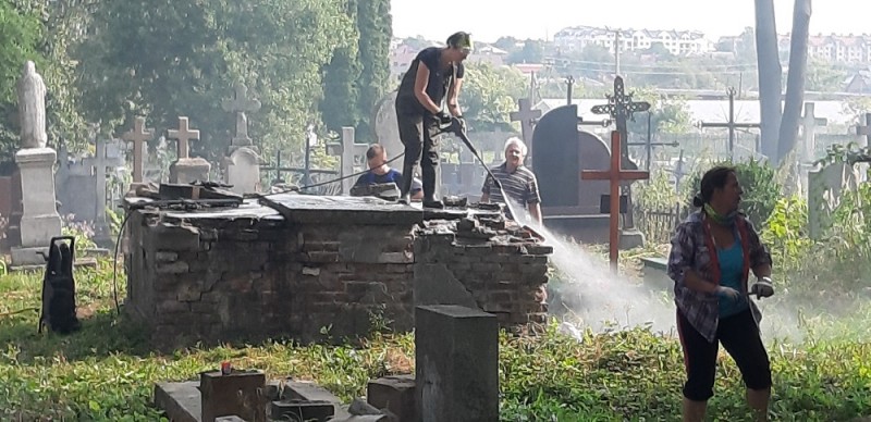 Cmentarz w Zimnej Wodzie koło Lwowa