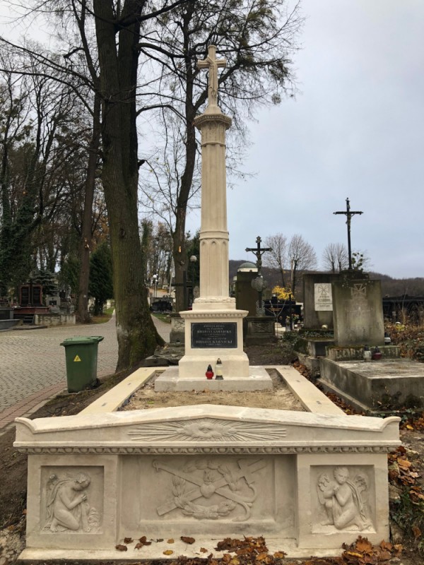 Nagrobek hrabiostwa Karnickich, Cmentarz Łyczakowski, Instytut POLONIKA