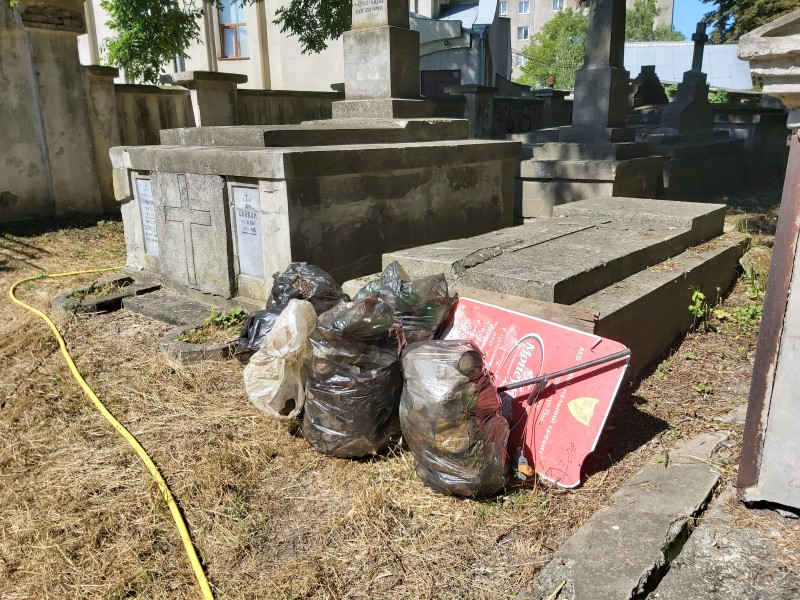 Remont i porządkowanie zabytkowych cmentarzy rzymskokatolickich w Kołomyi, Starym Siole i Zimnej Wodzie 2020