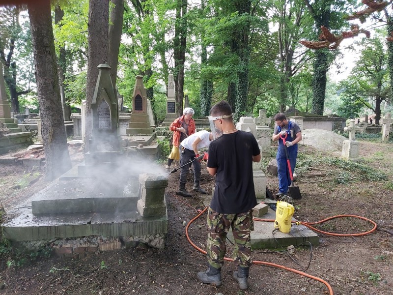 Remont i porządkowanie zabytkowych cmentarzy rzymskokatolickich w Kołomyi, Starym Siole i Zimnej Wodzie 2020