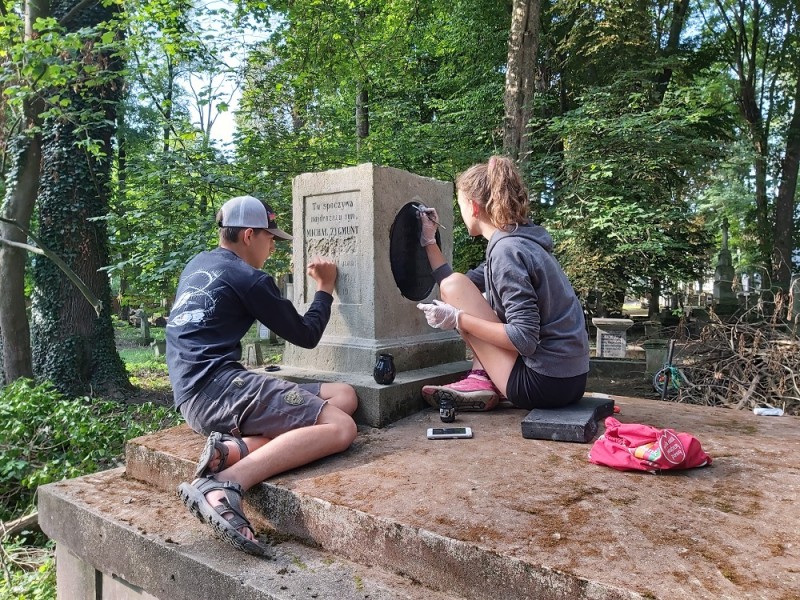 Remont i porządkowanie zabytkowych cmentarzy rzymskokatolickich w Kołomyi, Starym Siole i Zimnej Wodzie 2020