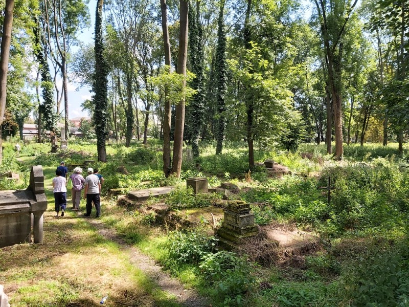 Remont i porządkowanie zabytkowych cmentarzy rzymskokatolickich w Kołomyi, Starym Siole i Zimnej Wodzie 2020