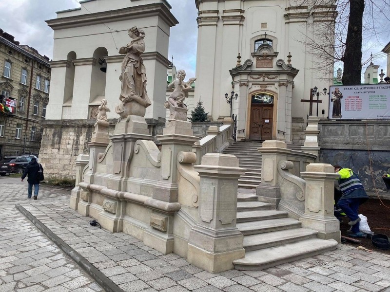 Schody kościoła pw. św. Antoniego (oo. franciszkanów) we Lwowie po odbiorze technicznym prac