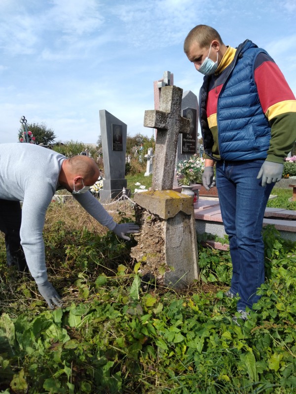 Ormiański wolontariat na Kresach - prace inwentaryzacyjne i porządkowe na cmentarzach w Śniatynie i Kutach, Instytut POLONIKA