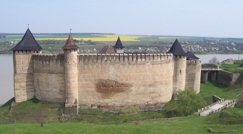Ogólny widok twierdzy chocimskiej, fot. Palladinus, Wikipedia, licencja CC BY-SA 2.5