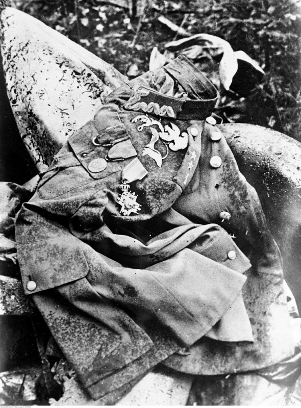 Mundur F. Żwirki na miejscu katastrofy, 1932, NAC – Instytut POLONIKA