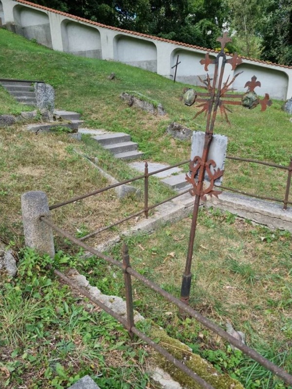 nagrobek-mundzia-oszurko-2