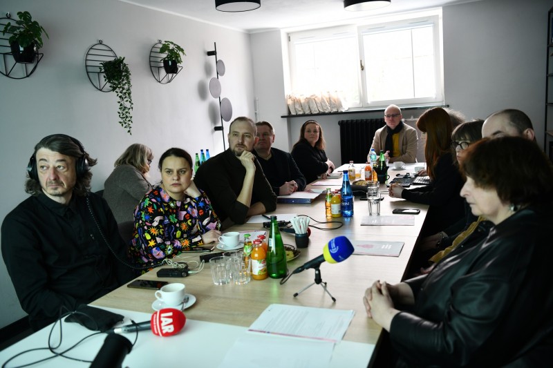 Otwórz galerię (7 fotografii) Przedstawiciele mediów na śniadaniu prasowym siedzący przy dużym stole 